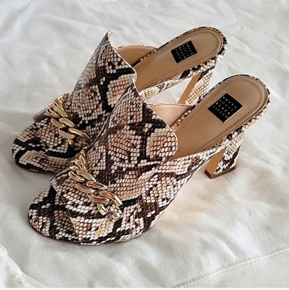 White House Black Market White Brown W/ Gold Chain Snakeskin Mule Heels Sz 6.5 - Picture 3 of 16
